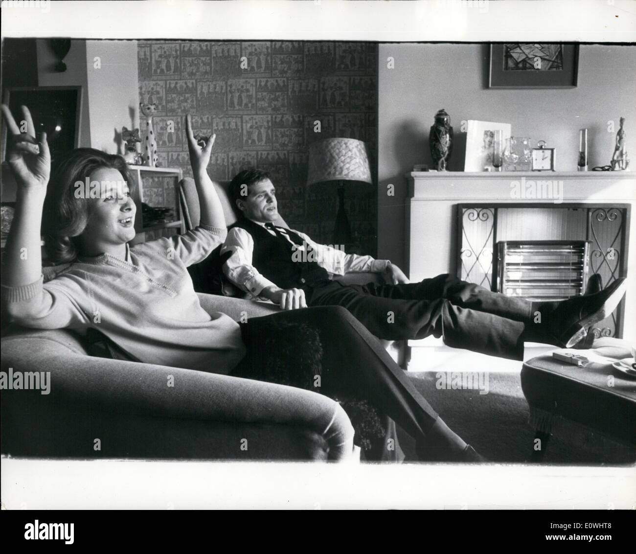 02 février 1963 - M. et Mme Ronnie Carroll - le bonheur et le succès du show-business Couple. : à voir à leur domicile à Wembley, Middlesex hier- étaient M. et Mme Ronnie Carroll. Mme Carroll - qui est Millicent Martin bondit sur châssis, comme le chanteur dans le très réussi - bien que controversée B.B.C. T.V. show - ''C'était le faible qu'Était''. Maintenant mari Ronnie est de représenter la Grande Bretagne - dans le concours de chant européen le mois prochain Banque D'Images