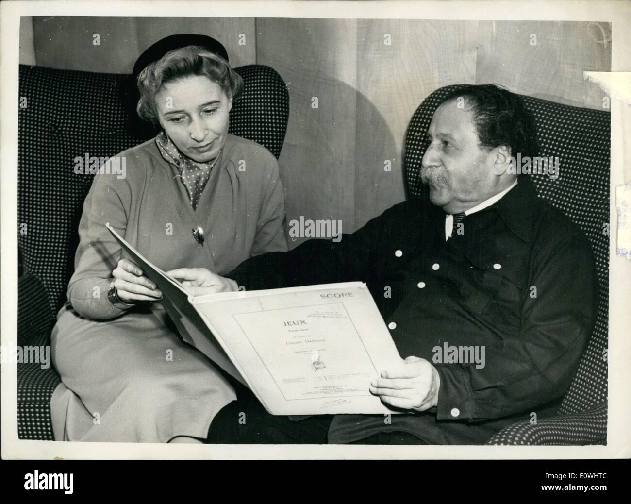 02 février 1963 - maître sig à Londres : Pierre Monteux, 77 ans, né à Paris, a dirigé l'orchestre au Royal Festival Hall demain. Ces dernières années, il a passé  beaucoup de son temps en Amérique et a pris sa retraite de e chef d'orchestre de l'orchestre symphonique de san Francisco il y a un an ou deux. La photo montre Pierre Montely, vu avec la soprano belge Suzanne Danco, aux répétitions d'aujourd'hui. Banque D'Images