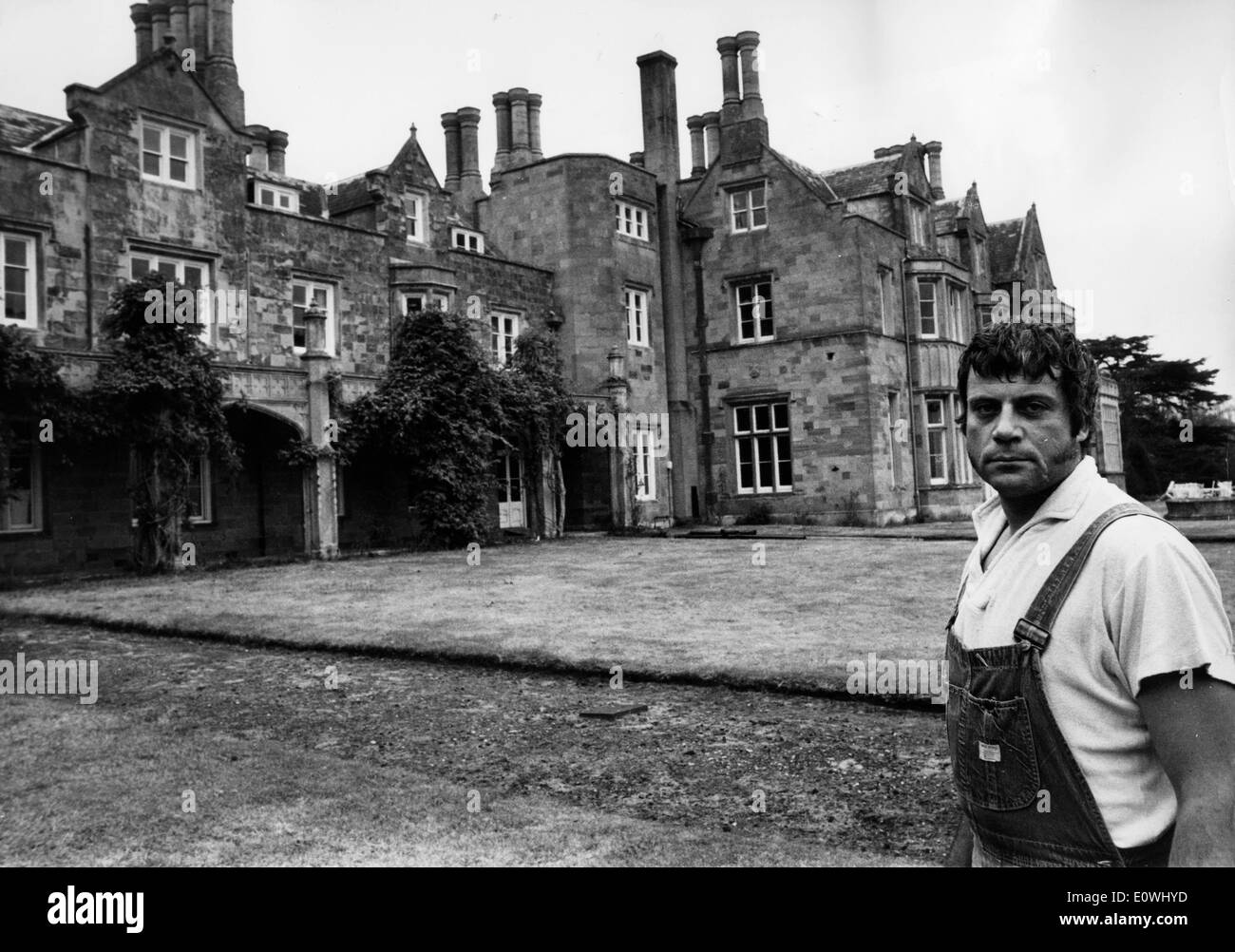L'acteur Oliver Reed devant sa maison, Broome Hall Banque D'Images