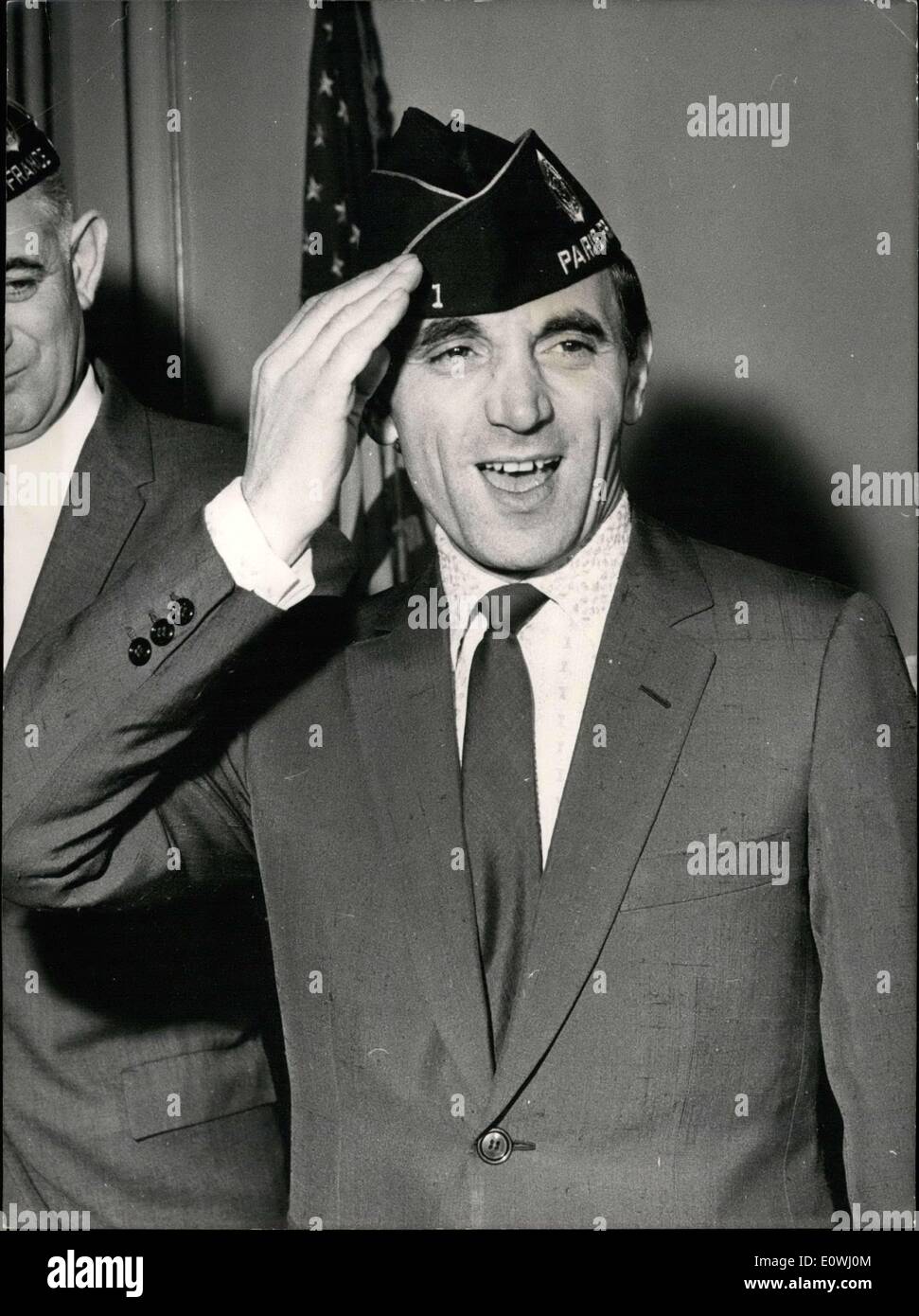 23 février 1963 - le chanteur Charles Aznavour a été nommé membre honoraire de la Légion américaine. Ici, il est indiqué de porter le ''anciens combattants des guerres étrangères'' hat. Banque D'Images