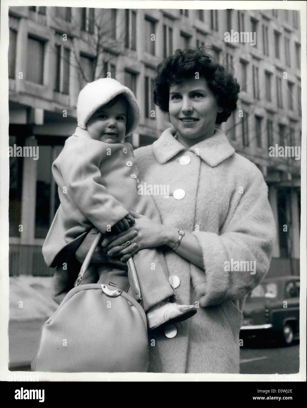Mar 03 1963 Red Tape Tangle Bebe Arrete De Vol Des Etats Unis Mme Beryl Scoot Epouse D Un Medecin Britannique Qui Etudie A L United States Avait Pour Visiter