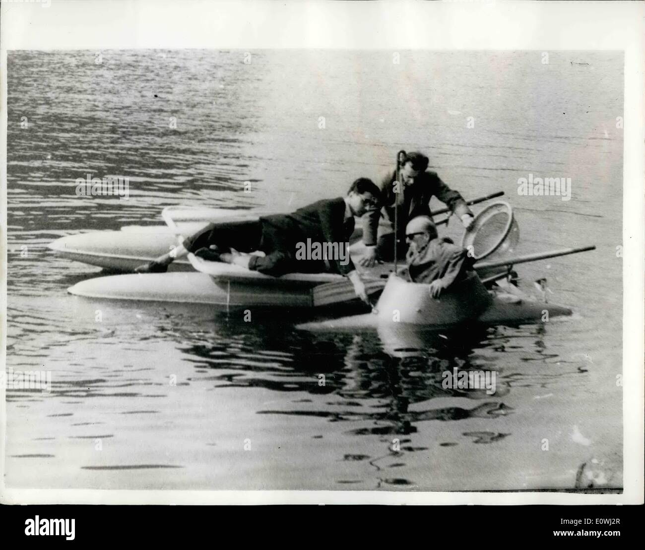 Mar. 03, 1963 - NOUVEAU ONE-MAN ''SUBMARINE'' - LE PREMIER ''grand voyage''...SUR EXPOSITION À BERLIN SPORTS EXPOSITION. ''Delphin E. 24'' est le nom donné à ce nouveau one-man - sous-marin vu de descendre dans l'eau du port ouest de Berlin - pour la première 'grand voyage'...La spécialité est l'attraction principale à l'eau de l'exposition sport Berliner Funkturm. Banque D'Images