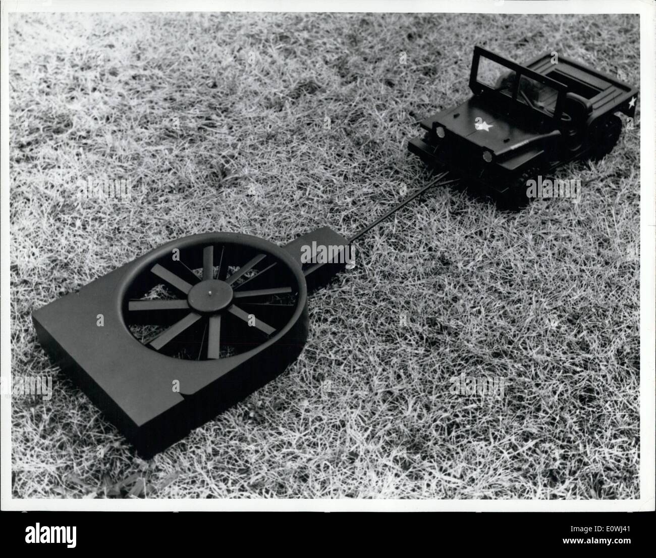 Mai 05, 1963 - Fort Belvoir, Virginie : modèle de plate-forme flottante de détection des mines pour être utilisé à la fois sur route et de cross-country d'une fonction de recherche, la mobilité de l'armée américaine, l'ingénieur commande les laboratoires de recherche et développement, de Fort Belvoir, Virginie, ont conçu l'idée de monter un détecteur sur un effet de sol automatique (GEMO) transporteur. Le coussin d'air - transporteur a l'aide d'un ventilateur pour soutenir l'ensemble de l'ensemble du détecteur au moins six pouces au-dessus du sol, il est attaché à l'avant d'une jeep ou d'un autre véhicule à l'aide d'une flèche articulée de 20 pieds qui va permettre le libre mouvement vertical Banque D'Images