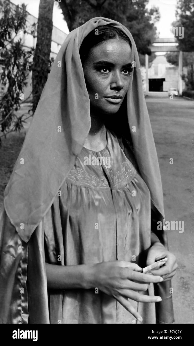 Claudine Auger en tant qu'Indien dans 'Les mystères de l'Inde" Banque D'Images