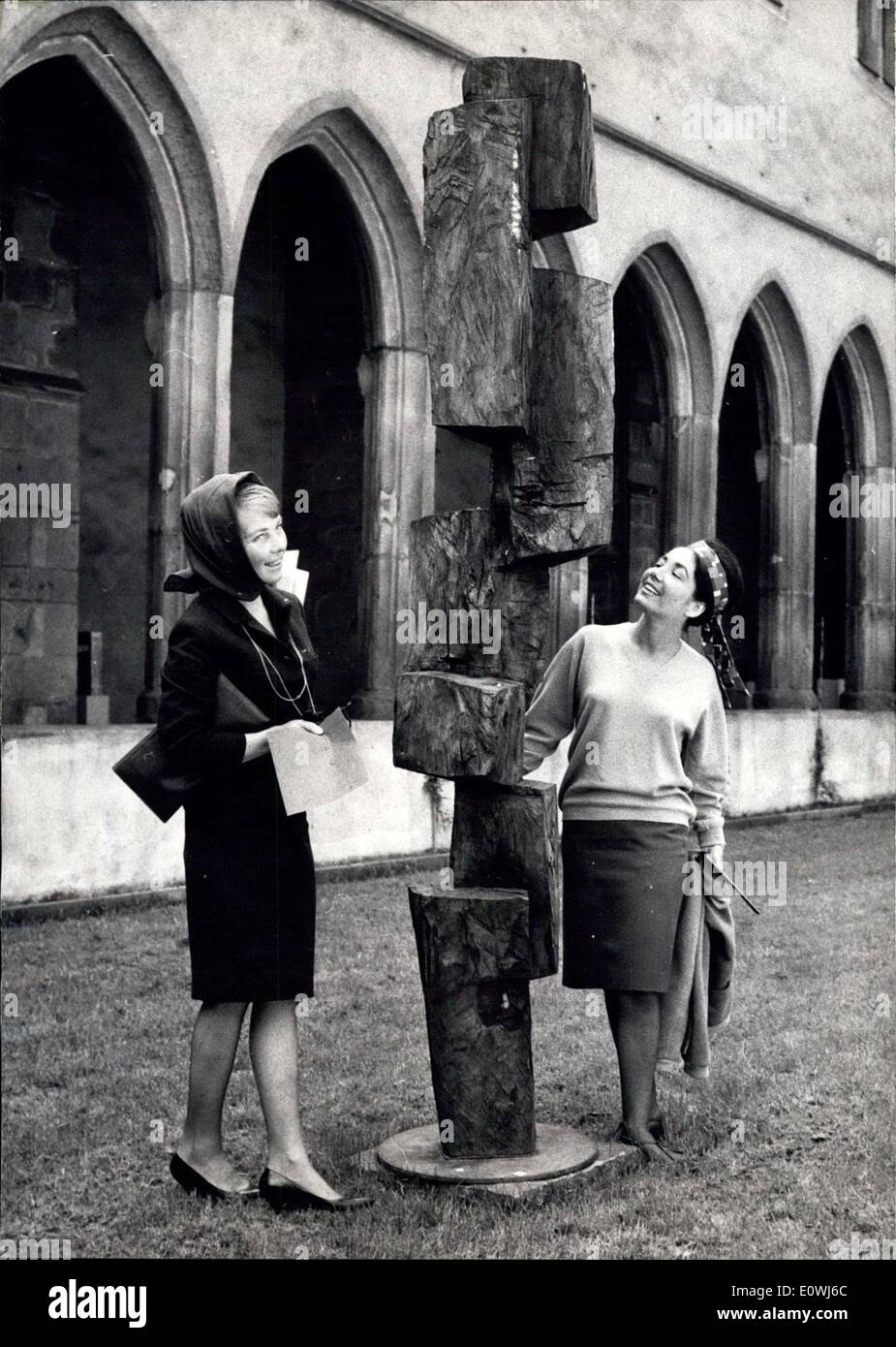 18 mai 1963 - Exposition d'art moderne dans la cour du monastère : les sculptures d'artistes de plusieurs pays européens sont présents dans le Banque D'Images