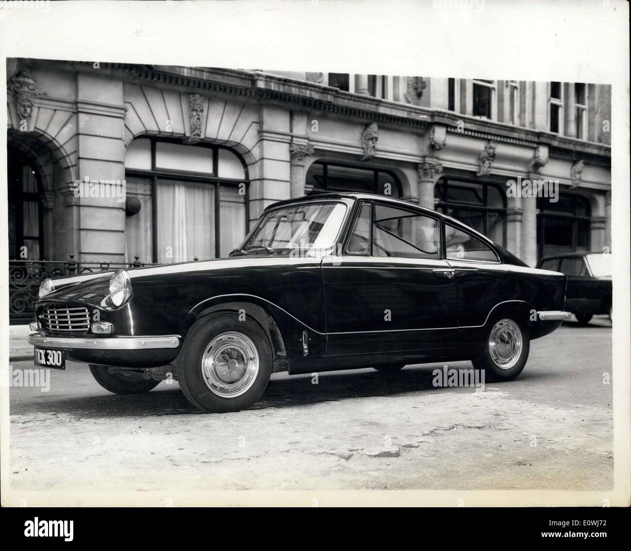 22 mai 1963 - Nouveau Bond equipe G.T. : la nouvelle Bond Equipe GT a été présenté aujourd'hui. Il est entraîné par un moteur Triumph Spitfire, et a une Triumph Herald châssis avec un style italien - corps en fibre de verre. La voiture est capable de 100 km/h., et le double moteur carburateur qui a un taux de compression d'9-1, développe 63 ch à 5 750 tr/mn. La Bond Equipe accélère de 0-30 en 4,3 secondes, et de 0 à 60 à travers les engrenages dans 14 secondes. Le Gall 10 réservoir. donne une gamme de croisière de plus de 300 milles Banque D'Images