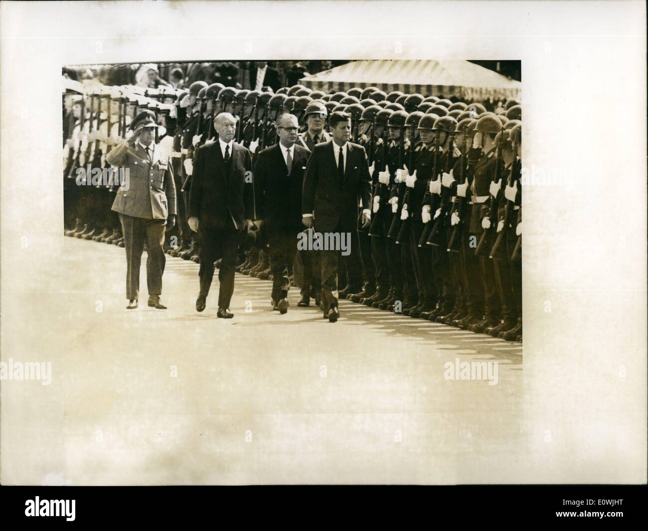 Juin 06, 1963 - Visite du Président John F. Kennedy à la République fédérale d'Allemagne (23 au 26 juin 1963). Comasny : Monsieur Dean Rusk, Secrétaire d'État des États-Unis d'Amérique, et d'autres personnalités de premier plan. Visite des lieux : Bonn, Colegas, Frankfurt/Main. Weisbaden et Berlin. Dans l'image l'arrivée à l'aéroport de Cologne/Bonn wahn - Le président Kennedy et le Chancelier Adenauer inspecter la garde d'honneur des forces fédérales. À côté du Président : le ministre fédéral de la Défense. M. von Hassel ; en arrière-plan, à gauche : général Foertsch, chef d'état-major des Forces armées fédérales. Banque D'Images