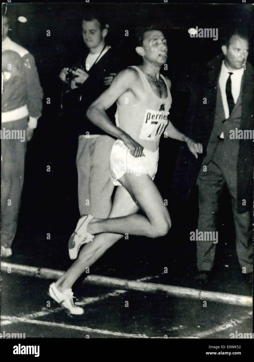 Juin 07, 1963 - Michel Jazy établit un nouveau record du monde... Au stade Charlety à Paris, Michel Jazy a établi un nouveau record du monde quand il a exécuté les 2 kilomètres en 8' 29'' 6/10. Le précédent record appartenait à 8' 29'' 8/10 à Jim Beatty (US) qui a gagné le 8 juin 1962 à Los Angeles. OPS :- Michel Jazy à la ligne d'arrivée. Banque D'Images