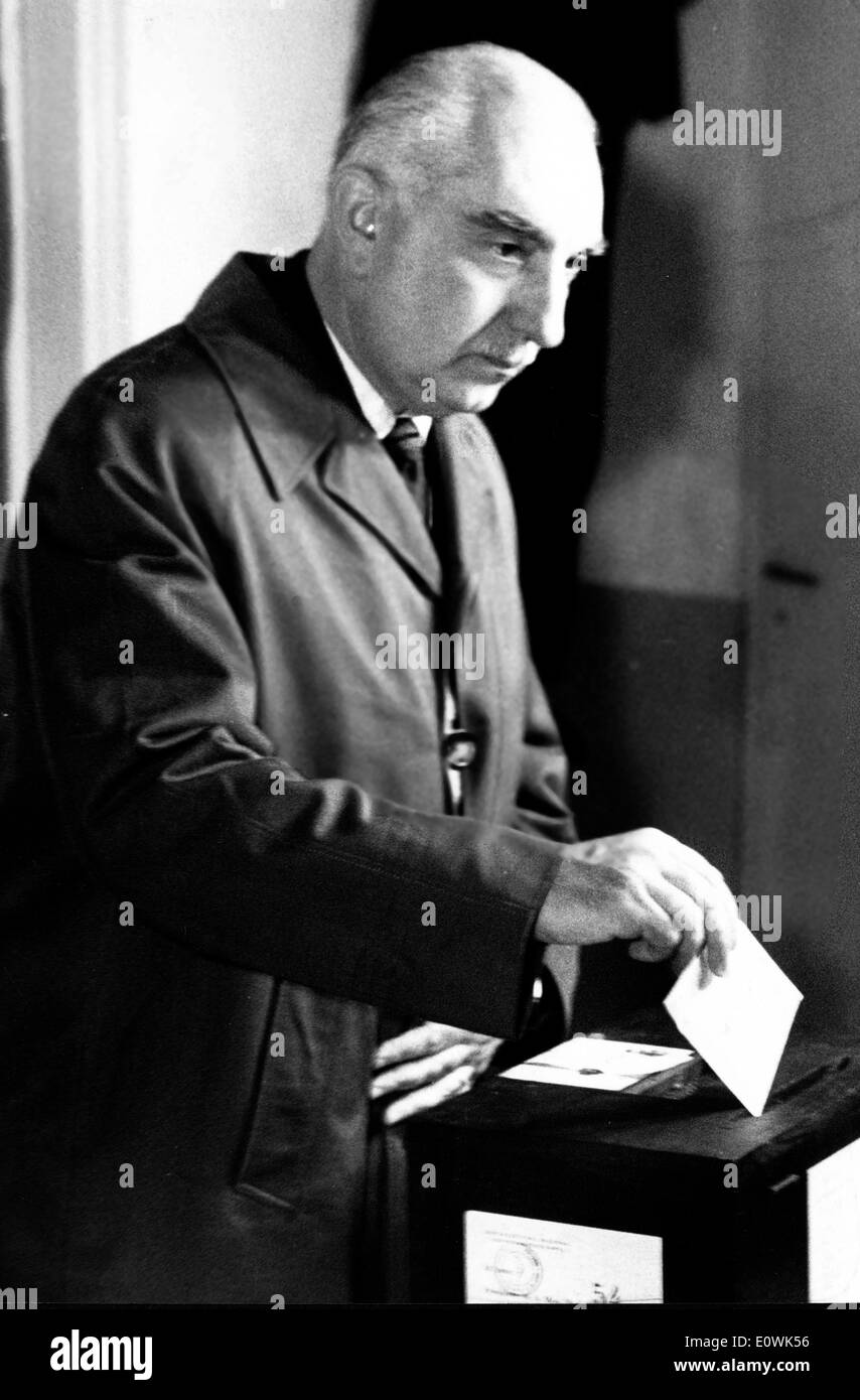 Gouverneur Oscar Alende votes pour le président Banque D'Images