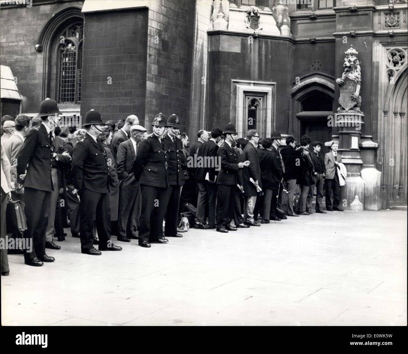 Juin 17, 1963 - débat crucial ouvre à Westminster:le débat crucial sur l'affaire Profumo a ouvert à la Chambre des communes cet après-midi. Photo montre une ligne de policiers contrôlent le chef de l'énorme queue qui se sont formées pour des places dans la tribune du public pour écouter le débat. Banque D'Images