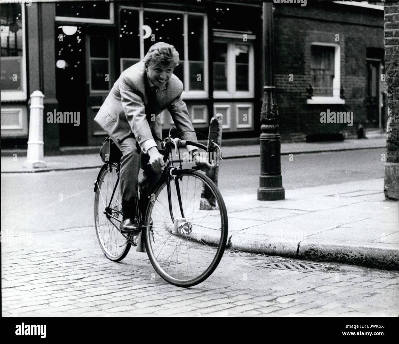 Juin 18, 1963 - 18-6-63 Tommy Steele a interdit de conduire, prend à vélo. Singer Tommy Steele a écopé d'une &pound;30 et interdit de conduire pendant un an hier, en roulant à une vitesse dangereuse. Il a été déclaré qu'il était au volant de sa voiture de sport M.G. à 90 mph sur le Hammersmith survol dans l'ouest de Londres. La nuit dernière, il a emprunté un vélo et suis allé chercher un procès spin. Photo montre : Tommy Steele emprunte un vélo et va pour un spin de première à Londres la nuit dernière. Banque D'Images