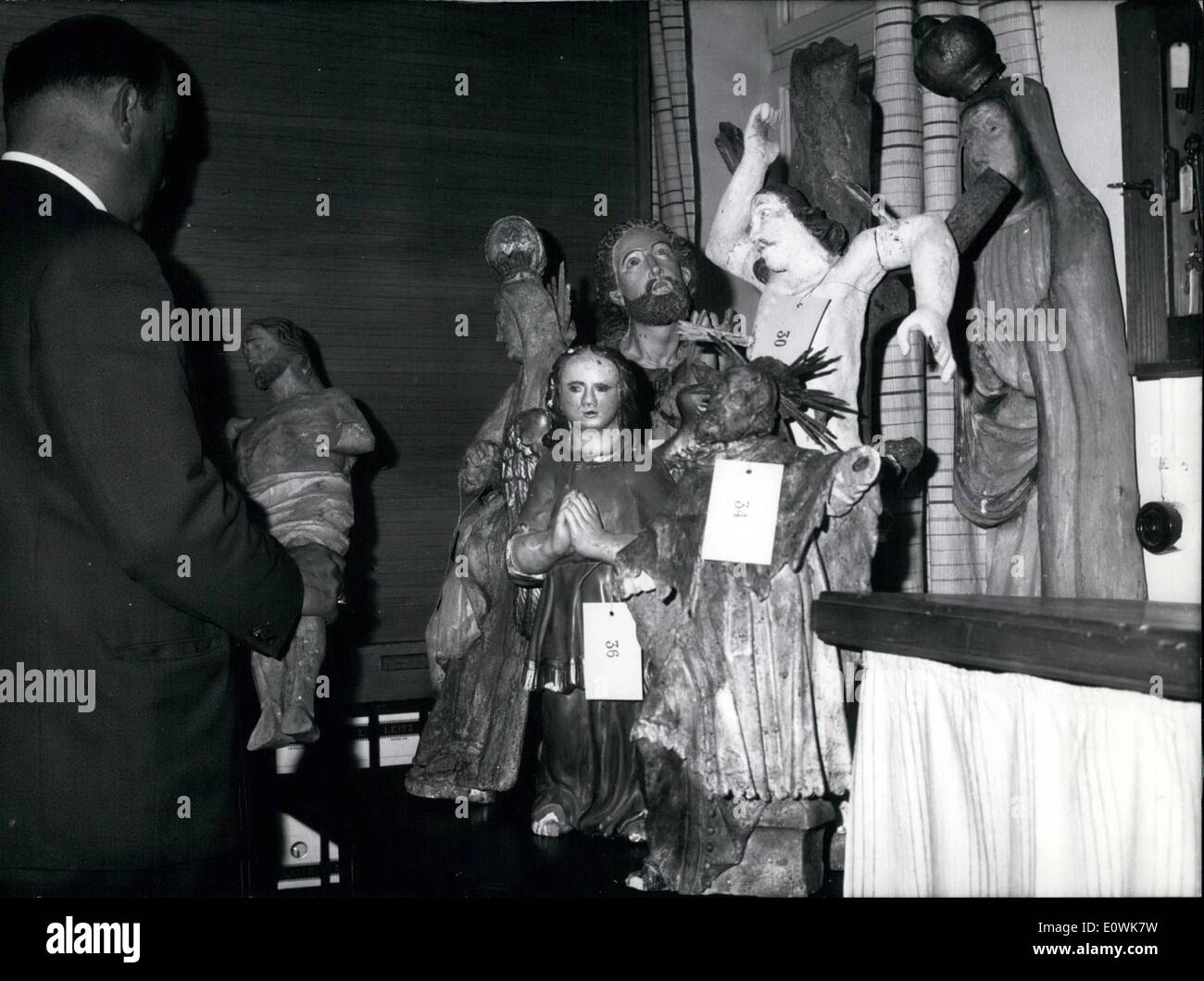 Avril 04, 1963 - d'où viennent la Vierge Marie ; le crucifix, saints anges, ASC, qui ont été faites en sécurité dans le département criminel à la Munich Pasing)/ La question pourrait aussi être résolues par l'église et les clôtures, les voleurs qui ont pillé les églises et chapelles dans le sud de l'Allemagne et qui ont été arrêtés par la police. Elle est destinée, que d'autres voleurs et les clôtures sont en rapport avec la juste arrêté 7 hommes clique. Photo montre une part de la mise en lieu sûr des œuvres d'art, pillé dans les églises et chapelle. Banque D'Images