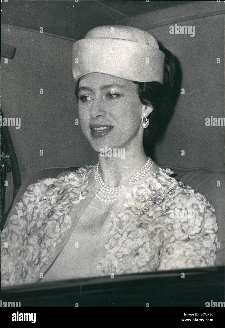Avril 04, 1963 - mariage de la princesse Alexandra La princesse Margaret sur façon de cérémonie : Photo montre. Son Altesse Royale la Princesse Margaret dans sa voiture sur place à l'abbaye pour le mariage ce matin. Banque D'Images