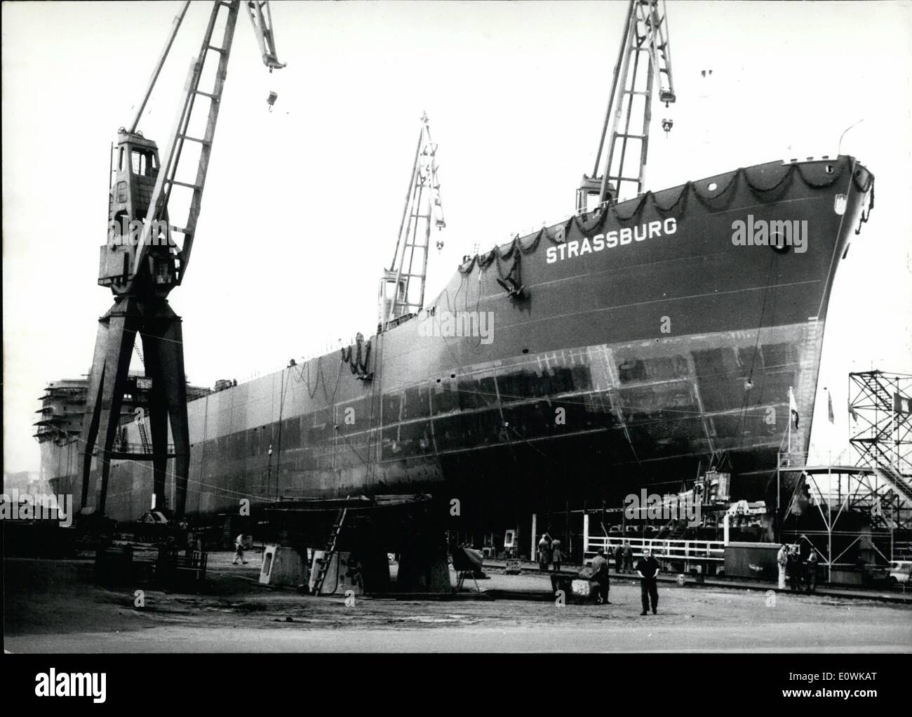Avril 04, 1963 - Lancement de la plus grande sécheresse-cargo allemand-ship à Hambourg : Aujourd'hui, le plus grand navire à sec-cargo de la flotte marchande allemande avait lancé à Hambourg. Le nom de ce cargo-navire est ''trassburg (Strasbourg), il a été construit sur le chantier naval ''Blohm & Voss'' (Bolhm & Voss à Hambourg. Ce navire de 215 mètres de long a 25,100 (25,100) 38,100 (38,100 et BRT)tonnes cargo-capacité. Photo montre le ''trassburg'' sur l'arsenal. Banque D'Images