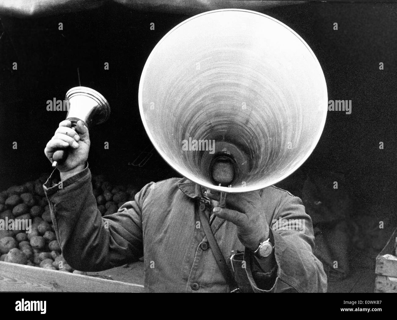 Les commerçants de pommes de terre avec des haut-parleurs à Berlin Banque D'Images
