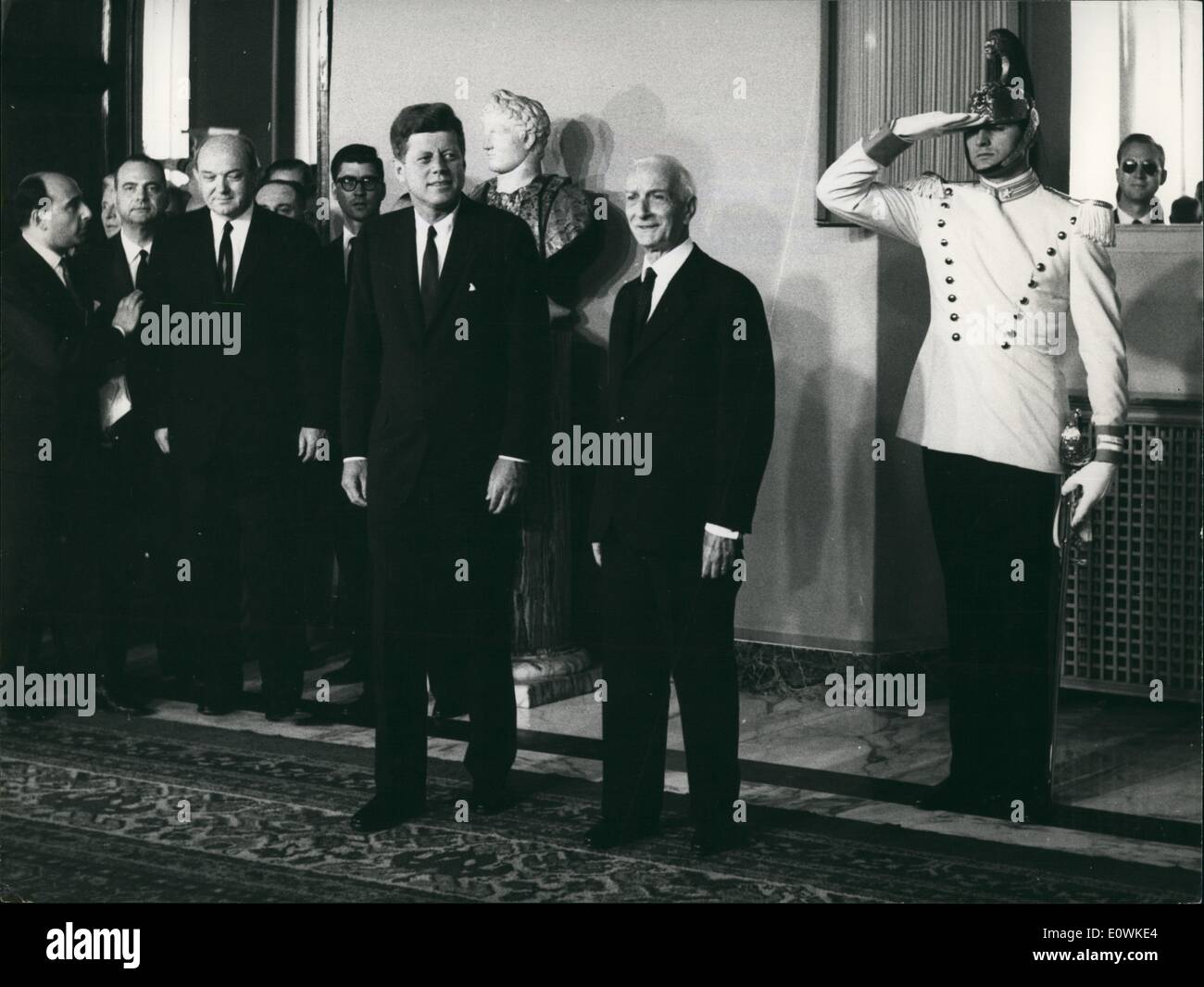 Juillet 07, 1963 - La visite de Kennedy en Italie. Le président Kennedy de l'USA est arrivé ce matin à Rome pour une visite officielle. La photo montre le président Segni reçu au Palais de l'Qurinale Président Kennedy. Banque D'Images