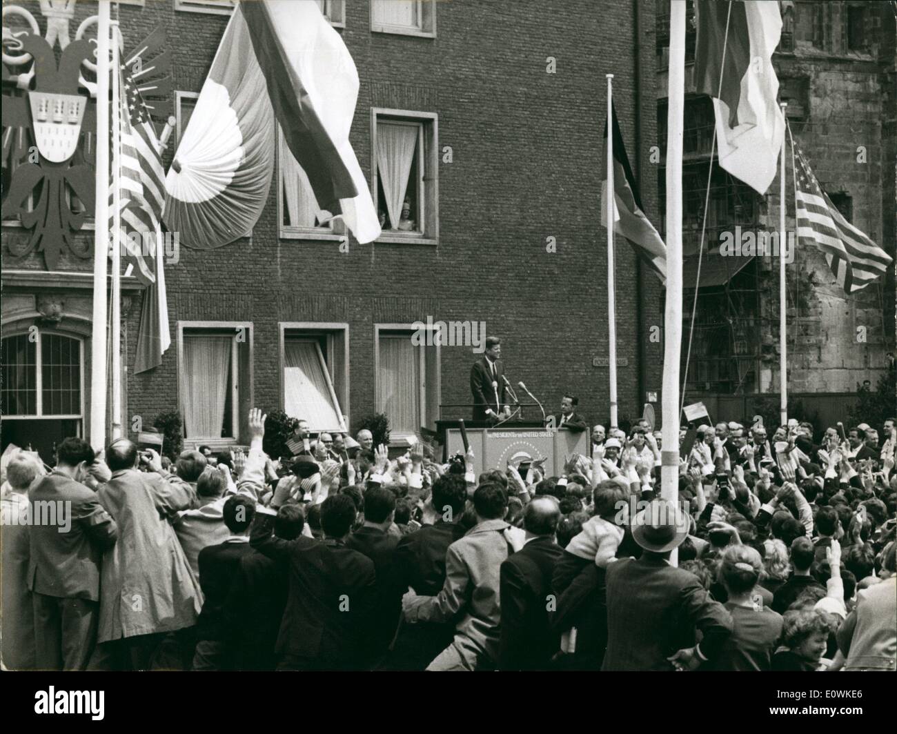 Juillet 07, 1963 - Cologne, visite du Président John F. Kennedy à la Fedreal République de Allemagne 23 au 26 juin 1963). Company : M. Ruak, Secrétaire d'État des États-Unis d'Amérique, et d'autres menant persoanlities. Se rendant sur place : Bonn, Cologne, Francfort/Main de Wiesbaden et de Berlin. La photo montre la Cologne, l'hôtel de ville : le président Kennedy s'adresse à la population de la Cologne, Bundesbildstelle Bonn. Banque D'Images