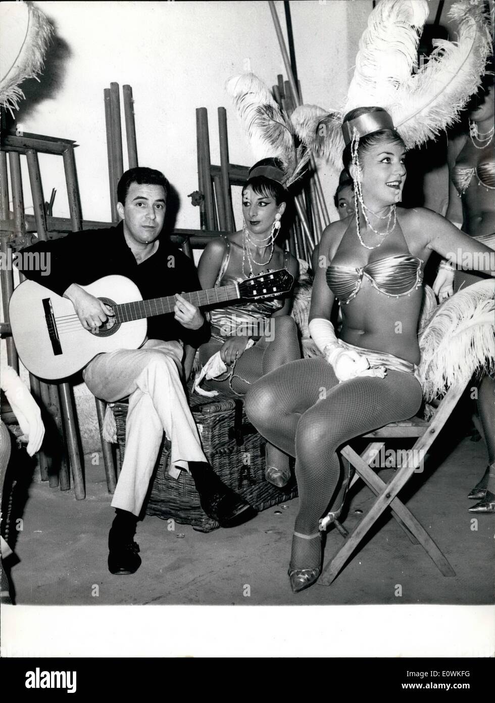 Juillet 07, 1963 - ROME, 10 juillet 1963 - La bossa nova ''KING'' sont arrivés à Rome : les troupes guidées par Joao Gilberto présenté hier soir au Foro Italice dans un nouveau théâtre ouvert à un surding show de musiques américaines. PHOTO MONTRE :- la ''King'' Joao Gilberto entouré par un groupe de danseurs nioo. Banque D'Images