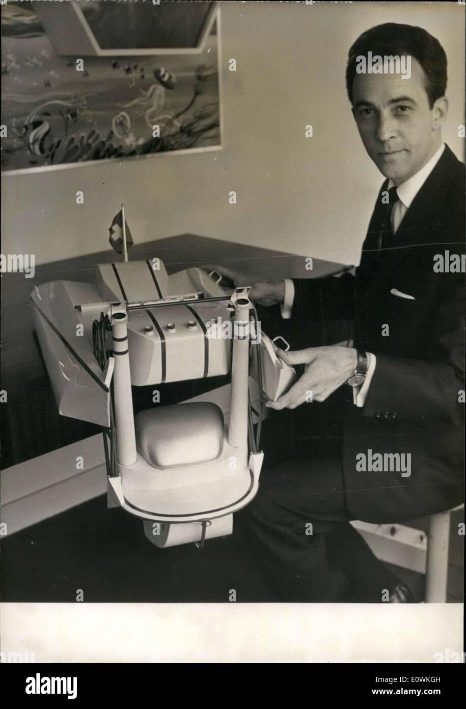 Avril 08, 1963 - nouvelle invention pour l'exploration sous-marine : M.Roger Bajulaz de Genève a invité un ''sous-marin de poche'' appelé Miniscaphe ce qui est d'amener la révolution à l'exploration sous-marine o chaque bech... Miniscaphe est pour deux personnes, de la taille d'un pédalo avec un petit moteur. L'oxygène est fourni par deux cheminées servant aussi comme preiscopes. un cockpit en plexiglas permet d'observer le fond de la mer. Photo montre M. Roger Bajulas avec le modèle de son Miniscaphe» Banque D'Images