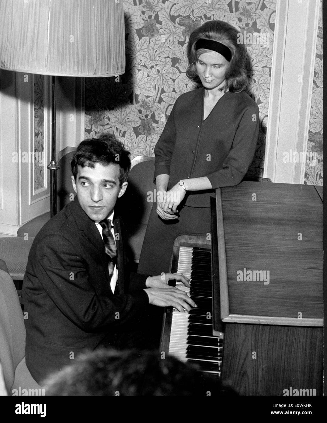 Le pianiste russe Vladimir Ashkenazy en donnant un petit récital pour la presse Banque D'Images