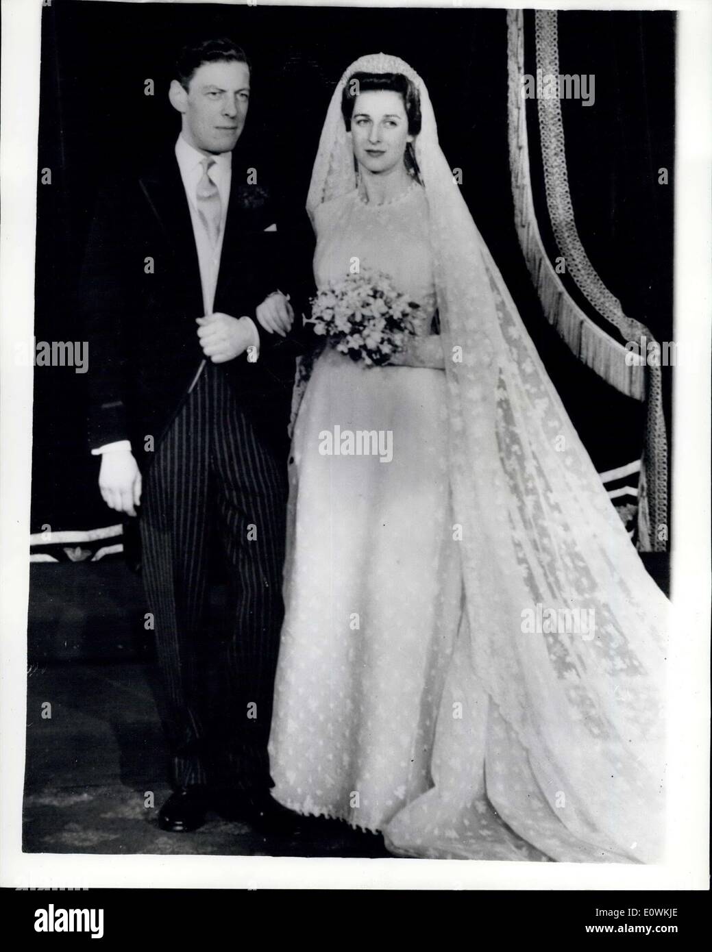 24 avril 1963 - mariage de la princesse Alexandra. ; aujourd'hui la princesse Alexandra M. Angus Ogilvy mariés à l'abbaye de Westminster. Photo montre les mariés après le mariage d'aujourd'hui. Banque D'Images