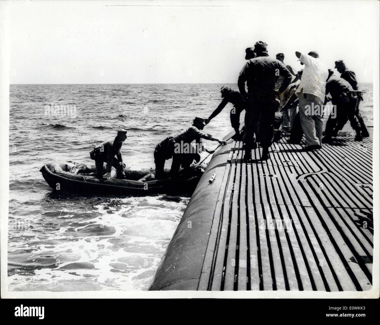 Avril 26, 1963 - Nouvelle technique de l'atterrissage Reconaissance Parties. : Le sous-marin américain Segundo a mené des essais avec des marines au large de l'Okinawa. L'idée étant que les marines prennent leurs places dans les radeaux en caoutchouc sur le pont avant du sous-marin qui submerge alors laissant les hommes de pagayer tranquillement à terre. Après avoir terminé la mission les troupes retour à le sous-marin qui veille pour eux par le périscope. En cas de feu de l'ennemi d'empêcher le sous-marin à partir de la surface, les troupes pouvaient attacher une corde pour le périscope et être remorqué vers la mer Banque D'Images