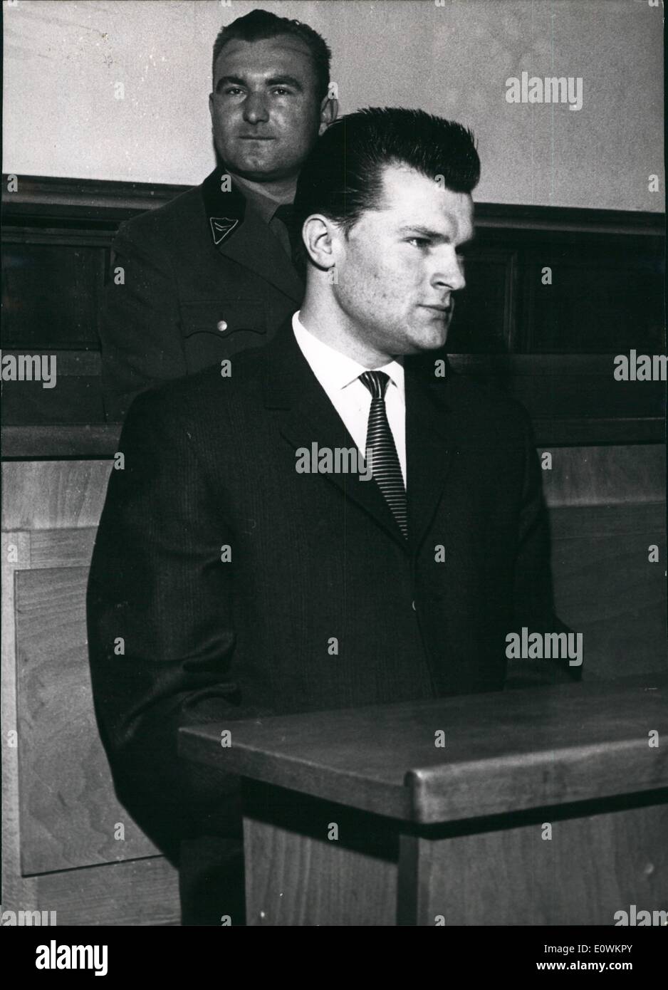 Juillet 07, 1963 - procès pour meurtre contre l'ex-soldat allemand . Procès devant le Grand Jury de Stuttgart a ouvert ses portes aujourd'hui contre Fritz Richard Hankee (Fritz Richard Hankee), 22 ans, un ancien soldat de l'Allemagne de l'est ''armée du peuple'' qui, avant d'émigrer à l'ouest de l'Allemagne est lui-même accusé d'avoir tué un inconnu réfugié qui a tenté de traverser le fer curtian le 5 juin 1962. Avant le procès Hanke a avoué avoir tiré sur les réfugiés Banque D'Images