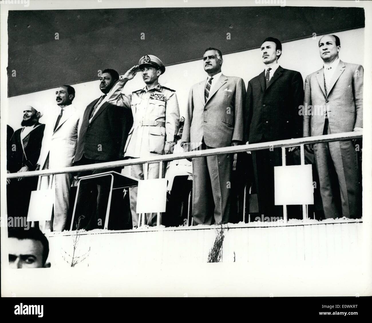 Juillet 07, 1963 - Des centaines de milliers voir grand défilé militaire : Comme cela a été la coutume chaque année depuis la révolution de juillet 1952, 23 citoyens U.A.R. rempli la capitale pour assister à l'un des grands événements du 11e anniversaire - le défilé militaire - Les citoyens de toutes les régions du pays se sont rendus au Caire pour voir la manifestation à laquelle ont été montré pour la première fois plusieurs symboles de la nouvelle puissance militaire. La photo montre le président Nasser est vu à la parade alors que l'hymne national U.A.R. est joué Banque D'Images