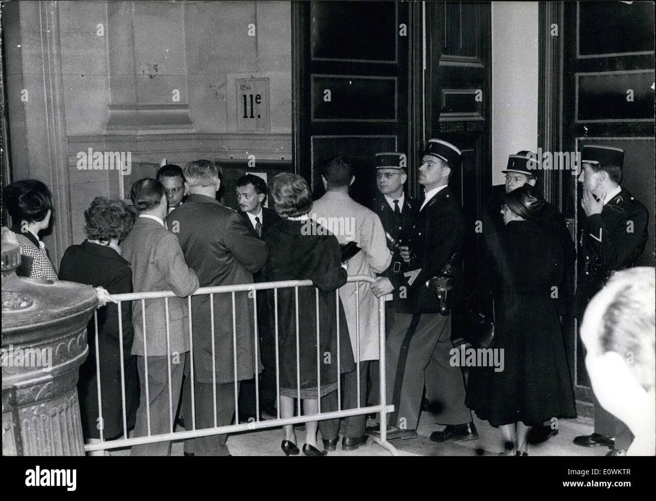 02 mai 1963 - Le procès de l'immeuble ouvre la fraude à Paris : Aujourd'hui a commencé à Paris le très attendu procès contre un immeuble d'entreprise (C.N.L) qui a réalisé l'un de la plus grande fraude dans ce domaine : environ 1 million & . Une petite partie de ces fichiers sont mis à l'essai Banque D'Images