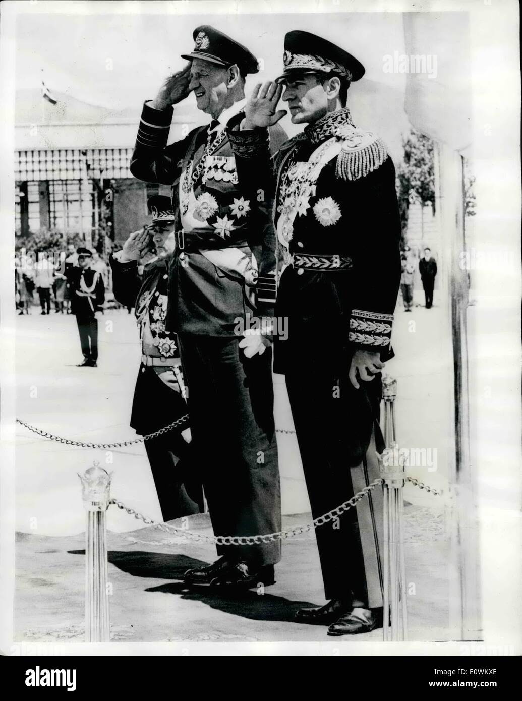 Mai 05, 1963 - Visite de la famille royale danoise. L'Iran : Le Roi et la Reine de Danemark et leur fille, la Princesse Benedikte sont en visite officielle à l'Iran. Ils ont été accueillis à leur arrivée à Téhéran par le Shahansa et l'Impératrice. La photo montre le roi Frédéric (à gauche) et le Shah salue la garde d'honneur à l'aéroport de Téhéran Banque D'Images