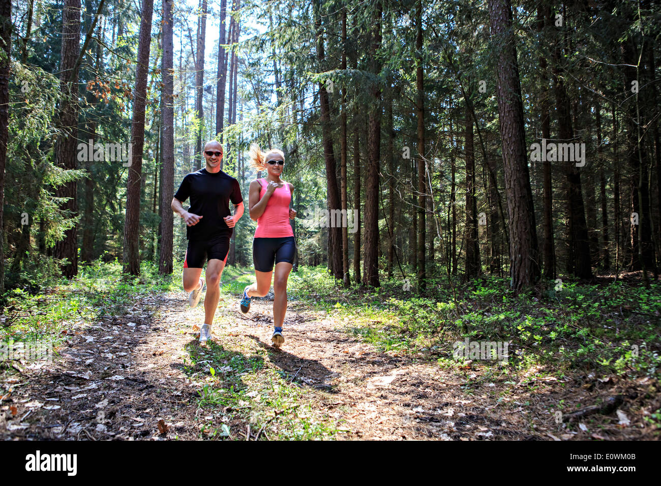 Un couple jogging dans la forêt Banque D'Images