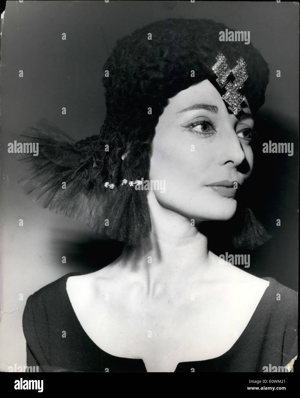 Juillet 07, 1963 - Nouveau chapeau pour l'automne - par Gina Davies. '' Cléopâtre'' - une perruque de Tulle. : de nouveaux styles de la Gina Davies  Collection Automne Millenery - ont été