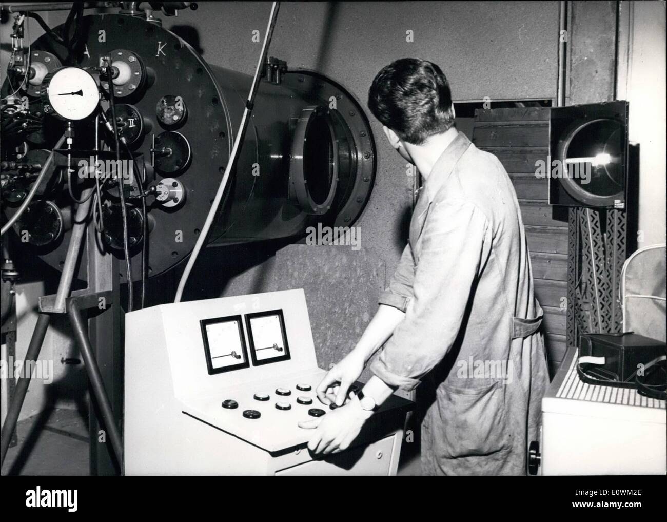 Juillet 07, 1963 - Notre photo montre l'arc moteur à réaction est testé dans une chambre de simulation spatiale. Un miroir vues comment le moteur fonctionne. en premier plan la commande stand. Banque D'Images