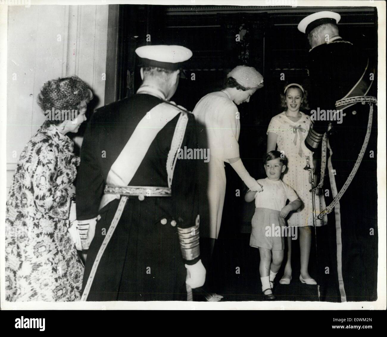 Juillet 09, 1963 - Visite d'État à Londres du roi et reine des Hellènes ? Le roi Paul et La Reine Frederika des Hellènes ont été accueillis à la gare de Victoria ce matin par Sa Majesté la Reine, la princesse Margaret et de membres du gouvernement. Photo montre : La Reine présente à Prince Andrew Le roi Paul de Grèce, et de la princesse Anne à l'arrivée au palais de Buckingham. Sur la gauche, est la reine Frederika avec le duc d'Édimbourg. Le NSI/Keystone Banque D'Images