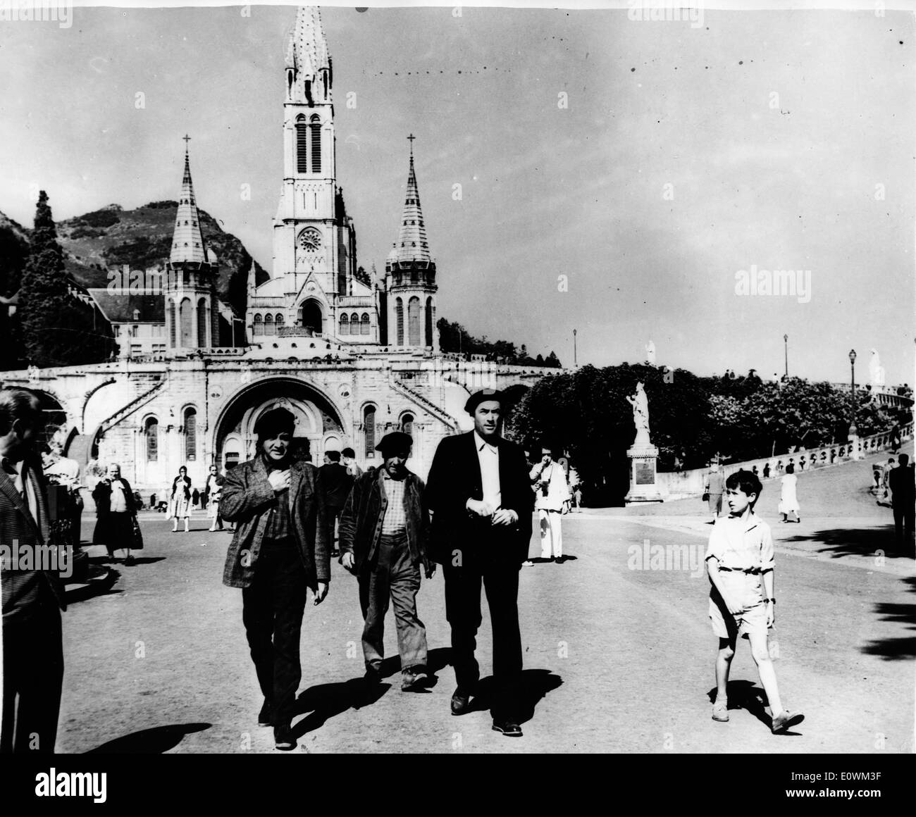 Gregory Peck parler avec Anthony Quinn sur l'ensemble de 'Voici un cheval pâle" Banque D'Images