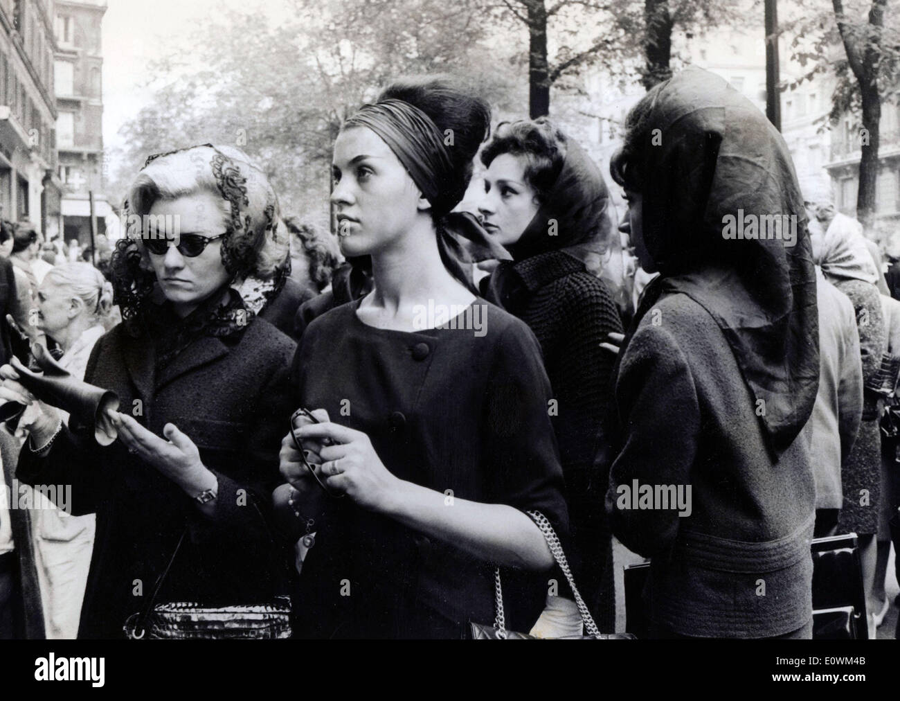 20 juillet 1963 - Paris, France - Modèles et foule se rassemblent à Saint-Pierre Chaillot pour pleurer la perte de modèle français de la chance, Lucie Banque D'Images