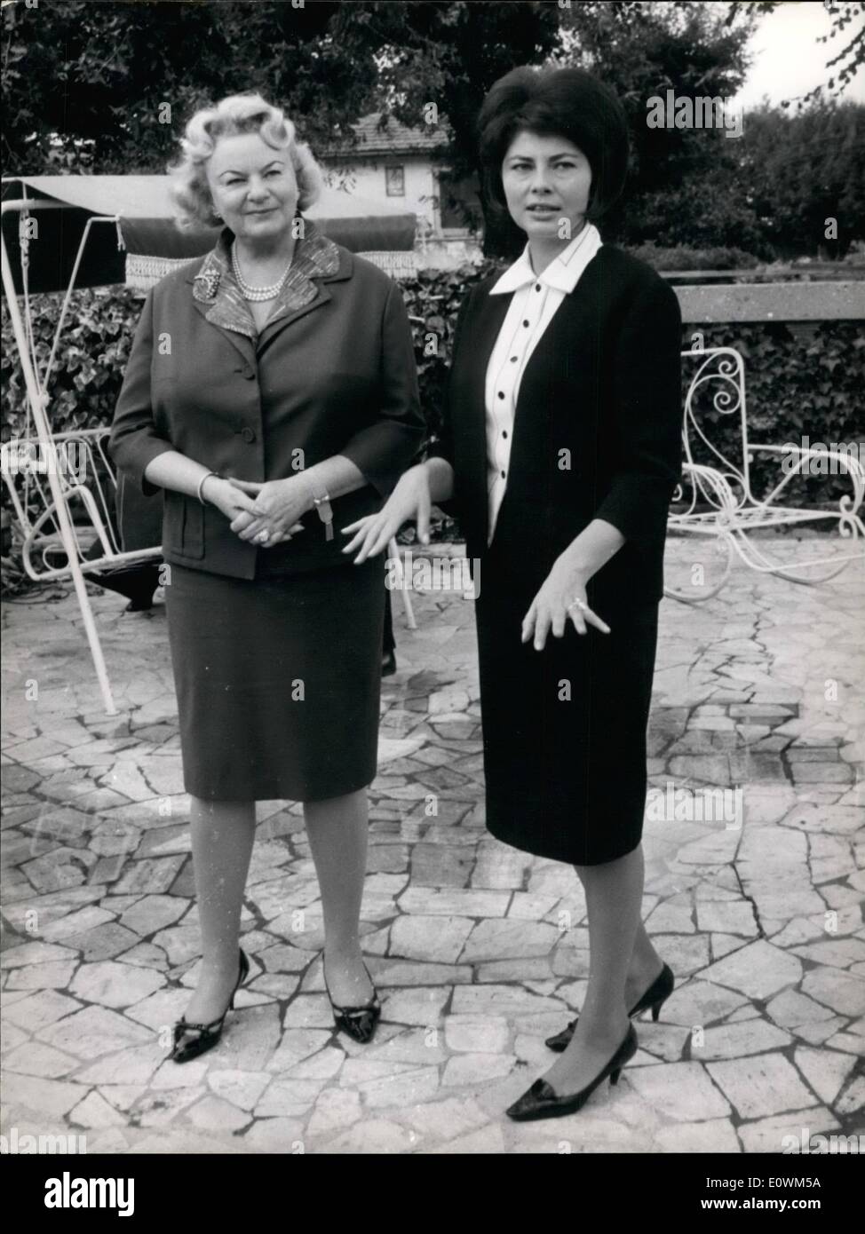 Mai 05, 1963 - Grottaferrata 6.10.63  = Princesse iranienne Soraya est dans un hôtel à Grottaferrata, près de Rome, lorsqu'elle étudie trois sujets que producteur italien Dino De Laurentis a donné à elle, de choisir celle qui aime plus de trois. Savi Gentile Paterno Banque D'Images