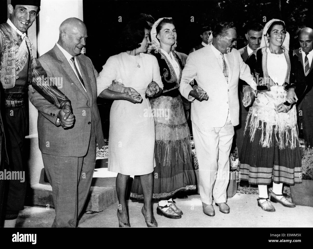 Nikita Khrouchtchev et Josip Tito danse folklorique traditionnelle Banque D'Images