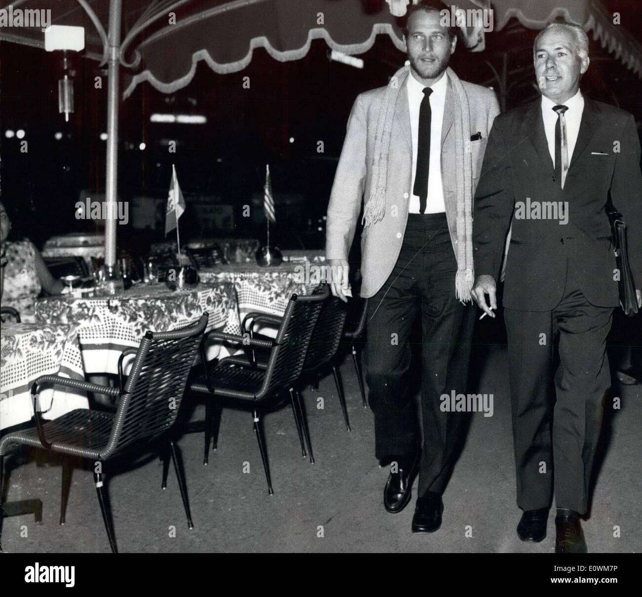 Septembre 09, 1963 - Paul Newman s'est arrêté brièvement à Rome la nuit dernière sur son chemin à Venise où il va à l'International Films Festival. Photo montre : l'acteur représenté à la Via Veneto avec un ami. Banque D'Images