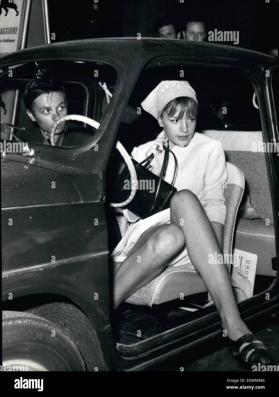 Septembre 09, 1963 - C'était une rumeur à propos de Catherine Spaak premier acteur Horz Buchholz allemand avec sa partenaire dans ''Thew toile vide'', mais l'actrice a voulu contredire il et gay est apparu avec son mari la nuit dernière dans la Via Veneto. Banque D'Images