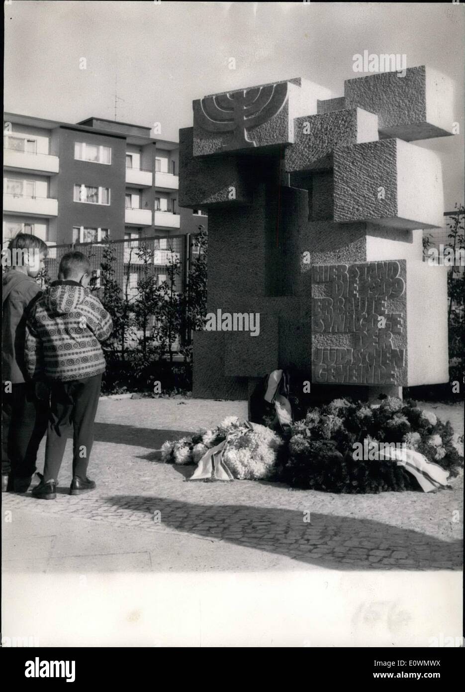 Septembre 09, 1963 - Mémoire de la ''Cristal'' 1938. En mémoire de la ''Kristallnact'' il y a 25 ans (lorsque les Nazis incendient les Synagogs juif) dans le Munchener Street à Berlin est maintenant construire un mémorial. Le monument est construit sur le lieu où les nazis ont brûler Jewis Synagog. OPS : le nouveau mémorial. Banque D'Images