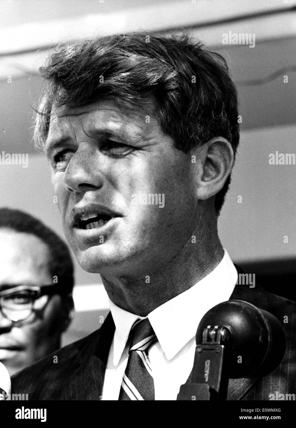 Le sénateur Robert F. Kennedy prononce un discours en Tanzanie Banque D'Images