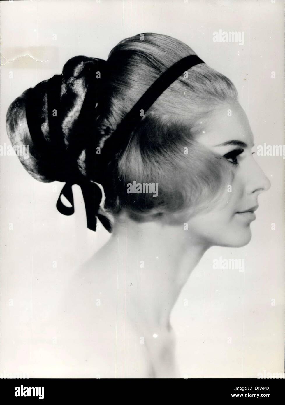 Septembre 10, 1963 - Greek Instigation dans les cheveux-fashion : Photo montre ''Athena'' de style de cheveux conçu par Claude Simon - Charles de la forme itz à Paris, à l'aide d'un triple -chignon de style grec - nylon (cheveux) maintenir en place avec des arcs en nylon noir. Banque D'Images