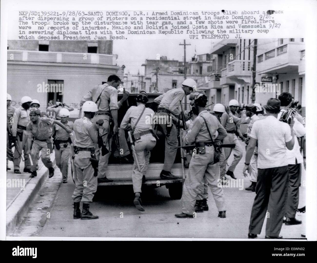 Au 28 septembre 1963 - Santo Domingo, D.R. : troupes dominicaine armés à bord d'un camion après avoir disparu un groupe d'émeutiers dans une rue résidentielle de Santo Domingo, 26/09. Les soldats brisèrent les distribue avec ses gaz lacrymogènes, et quelques coups de feu ont été tirés. Il n'y a pas eu de blessures,. Le Mexique et la Bolivie a rejoint le Costa Rica et le Venezuela 9/27 dans la rupture des liens avec la diplomate en République Dominicaine à la suite du coup d'État qui déposé le président Juan Bosch. Banque D'Images