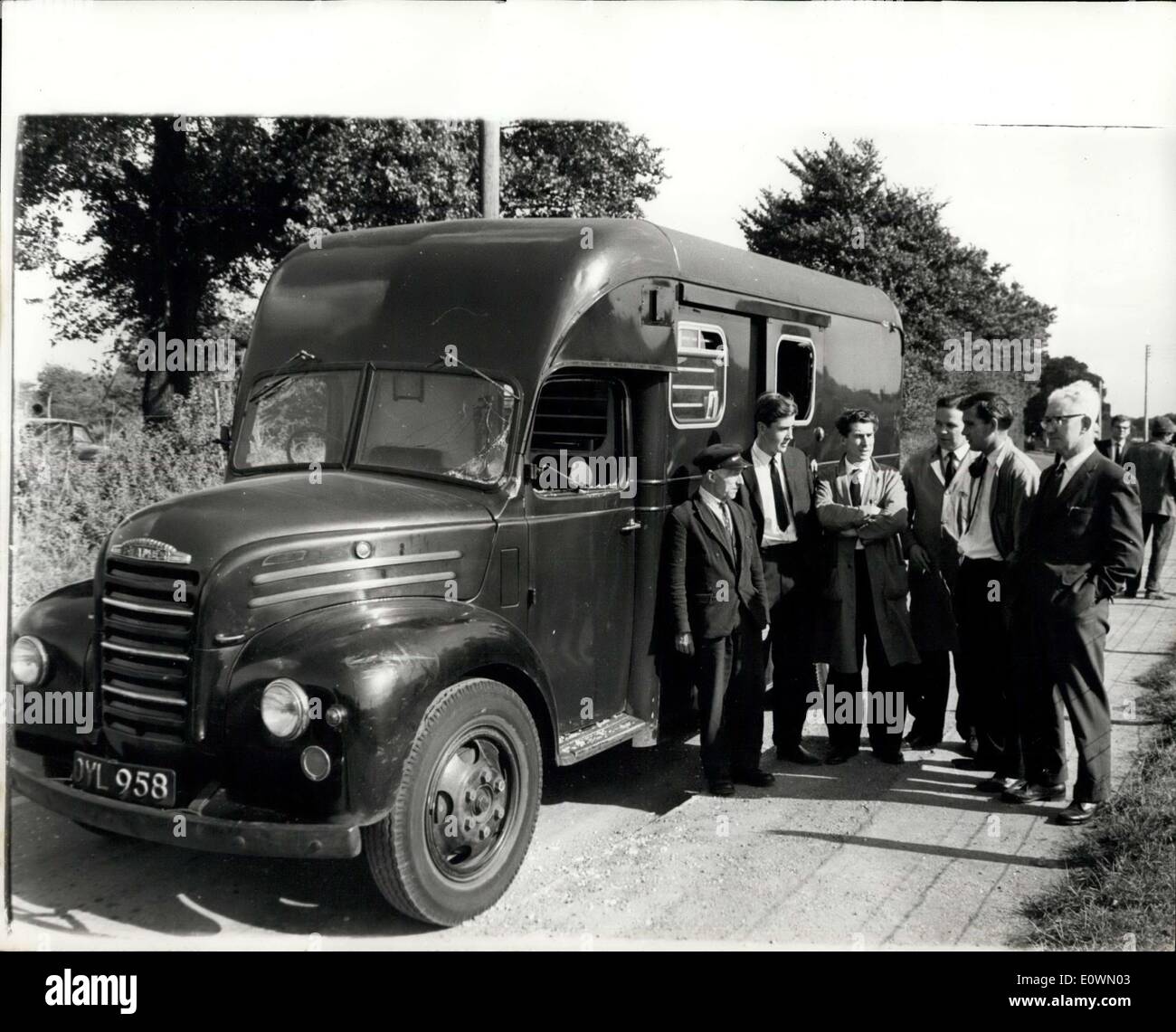 Au 28 septembre 1963 - ?90 000 Raid dans le Kent : Tout juste 50 jours après le 21/2 million pound Great Train Robbery, un gang a tenu en place une banque blindé van in a lonely road près de Longfield Kent), et s'est enfui avec ?90 000. La bande des huit hommes dans une embuscade le van, brisé toutes les fenêtres, battre le guard - 67 ans Jenkin Jones - maîtrisé les quatre hommes et un garçon de seize ans qui étaient à l'arrière de la fourgonnette, et s'est enfui avec l'argent. Photo montre Six des hommes qui étaient dans le van quand il a été pris dans une embuscade (de gauche à droite) George Smith, commis junior Pete Keynton, Messagers Reg Banque D'Images