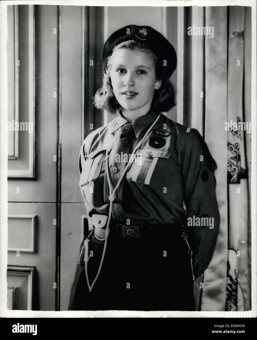 13 août 1963 - Pour la première publication dans les journaux du matin du 15 août, 1963 : Son Altesse Royale la princesse Anne's 13ème anniversaire. S.a.r. La princesse Anne Elizabeth Alice Louise sera 13 le 15 août 1963. Dans la première de portraits officiels la princesse jamais prise, elle est indiquée dans l'uniforme de la première compagnie de Buckingham Palace des Guides, debout dans la pièce centrale du palais de Buckingham. La tunique est bleu royal, bleu marine avec beret et jupe, ceinture marron et une cravate rouge Banque D'Images