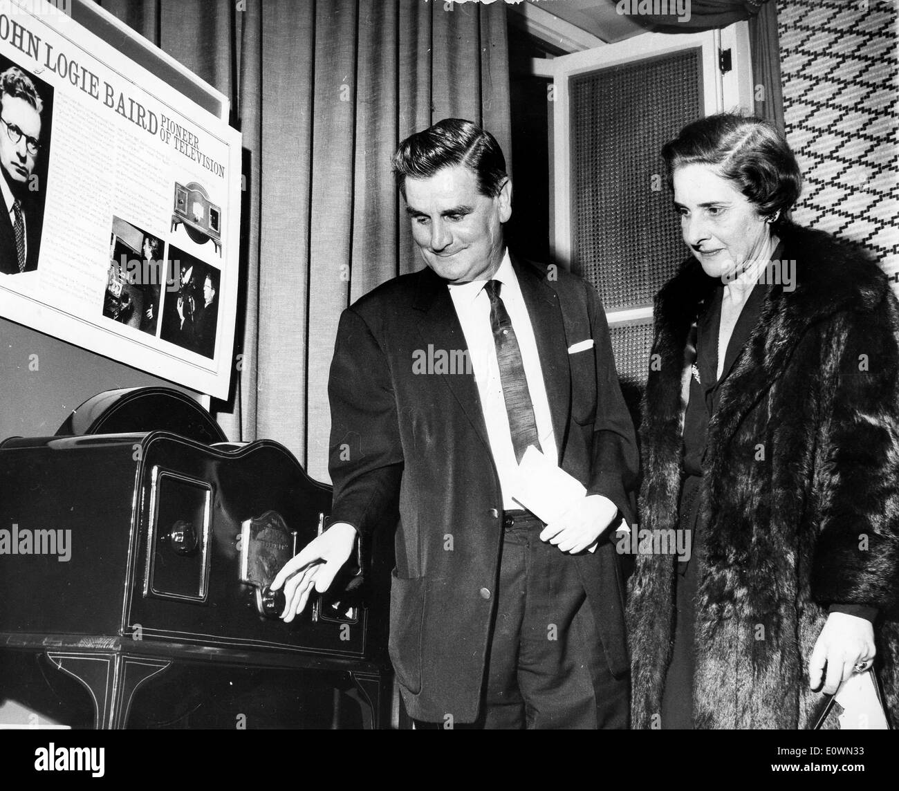 Margaret Albu au service commémoratif pour mari John Baird Banque D'Images