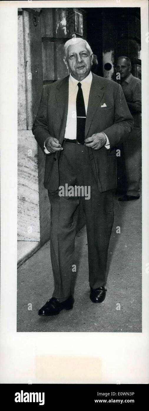 24 août 1963 - Giorgio De Chirico le célèbre peintre en photo aujourd'hui à la via Condotti. Selon des nouvelles de Stockholm deux de ses célèbres peintures ont été volés à un vernissage. Banque D'Images