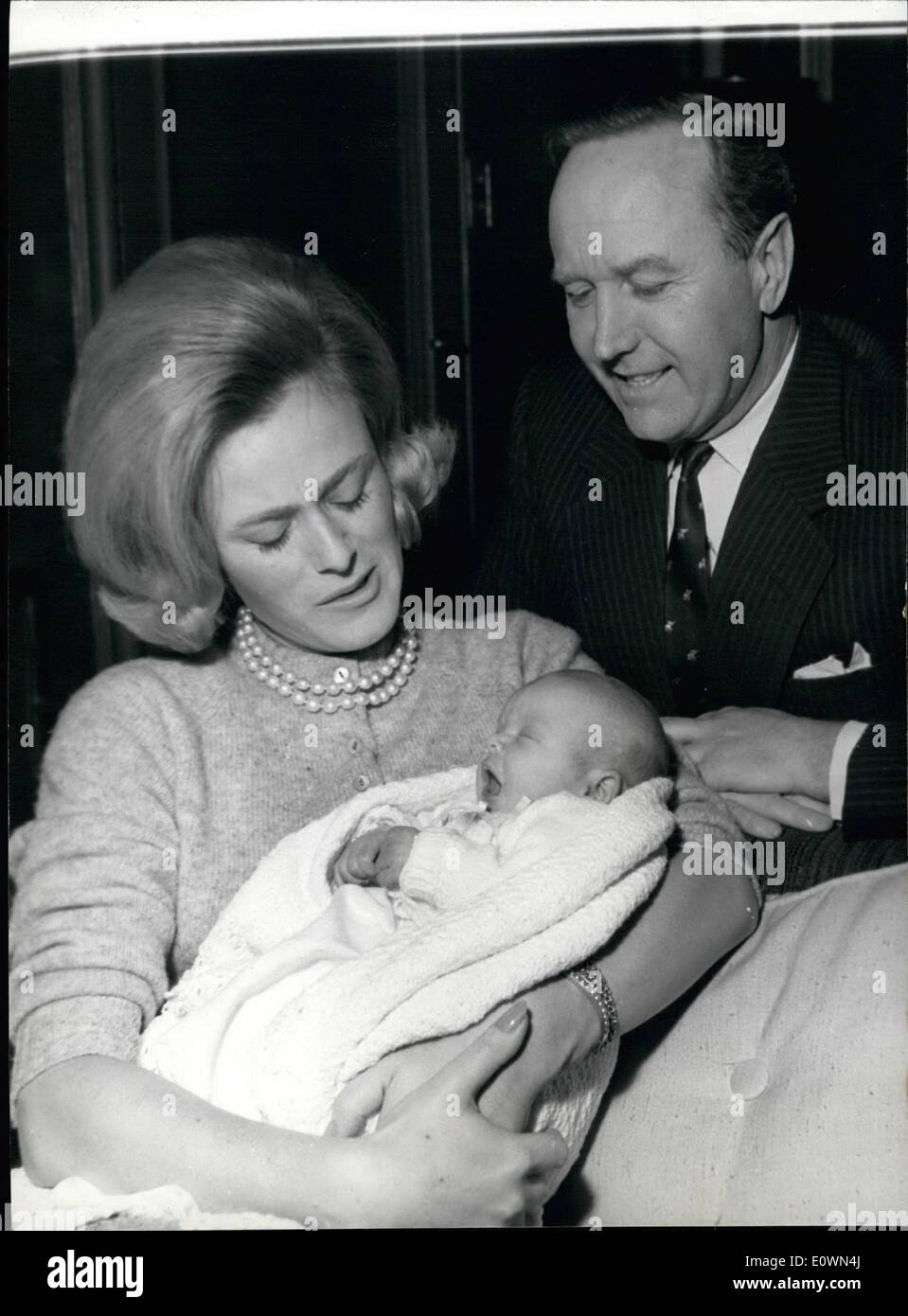 Le 12 Decembre 1963 Pour Le Nouveau Bebe Mme Michael Parker Carol 28 Ans Deuxieme Epouse Du Commandant Michel Parker Ancien Secretaire Prive Du Prince Philip A Donne 2 40 Pour