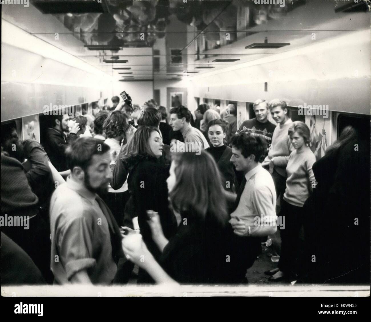 12 décembre 1963 - spécial pour les jeunes - vers les pistes de ski d'Innsbruck : le train spécial du Youngter, un « paradis des Beatles », a voyagé de Calais à Innsbruck - Autriche pour un coût d'environ 45 chacun. Le train avait été spécialement préparé avec les bancs dégagés - de sorte que les passagers puissent danser et jive tout le voyage. C'était le train spécial Ingham Skisport - et il est prévu de courir deux fois par semaine. Quand les passagers sont arrivés à Innsbruck, ils ont découvert que le soleil avait tourné les pistes de ski blanches - vertes - et ils ont donc dû aller à Seefield, à vingt kilomètres de là pour skier sur la glace mince qui fondait Banque D'Images